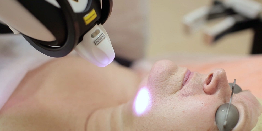 Émetteur Nd:YAP commuté Q